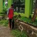 Pertahankan Keindahan Taman, Kankemenag Kota Semarang Rapikan Tanaman